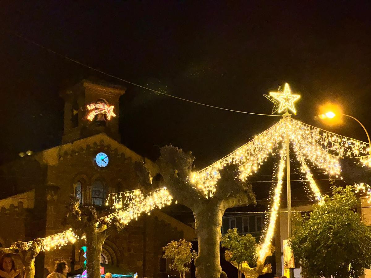 Las luces en la plaza de la Iglesia de Ujo.