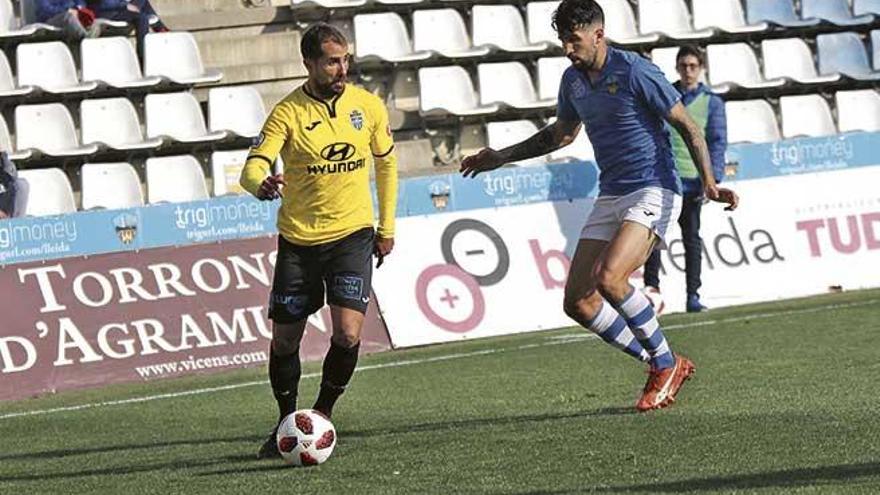 Canario, autor ayer del primer tanto blanquiazul, conduce el esférico en un lance del partido ante el Lleida.