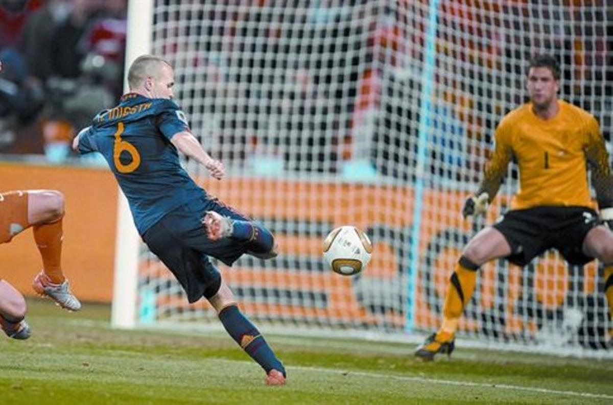 Iniesta, a punt de marcar el gol que va fer campiona Espanya. Iniesta, a punt de marcar el gol que va fer campiona Espanya.