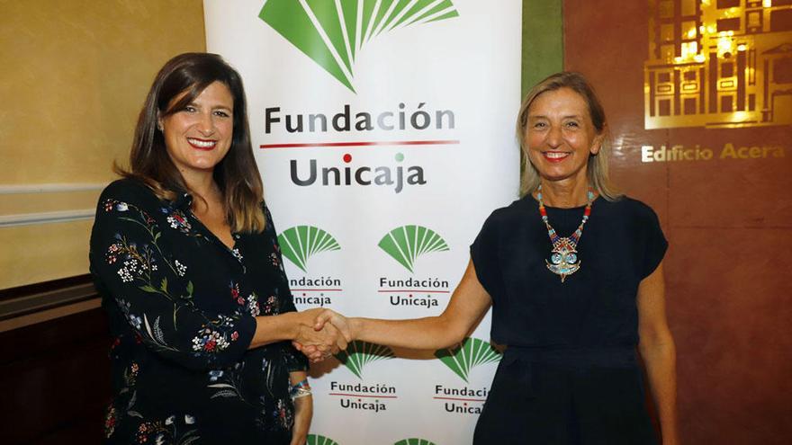 Ana Cabrera, responsable de Solidaridad Social y Educación de la Fundación Unicaja (izquierda) y María Angélica Moreno, presidenta de la Fundación Harena (derecha).