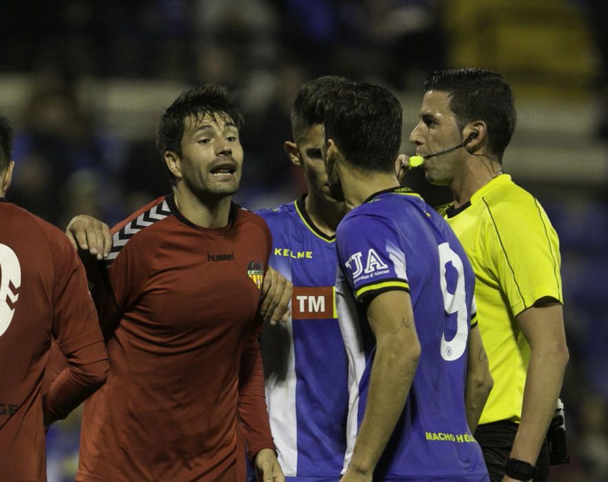 Dos errores del meta gaditano condenan al Hércules en su mejor partido de la temporada.