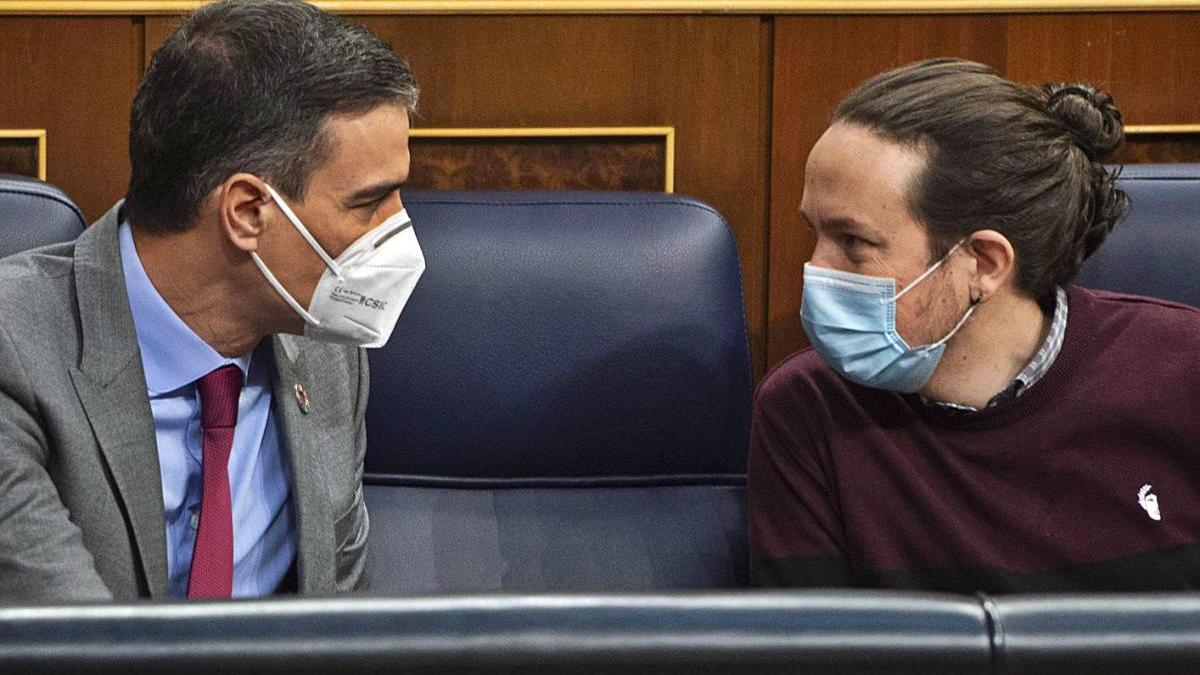 Pedro Sánchez i Pablo Iglesias parlen durant la sessió de control al Govern.