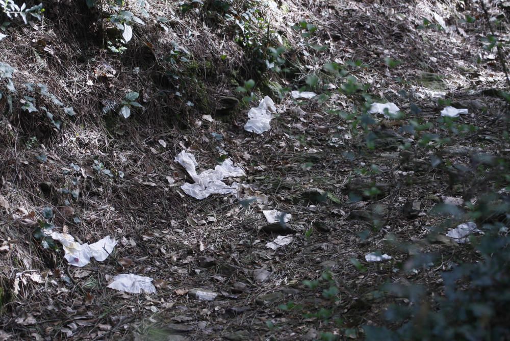 Deixalles escampades per la zona de la font del Ferro, a Sant Daniel