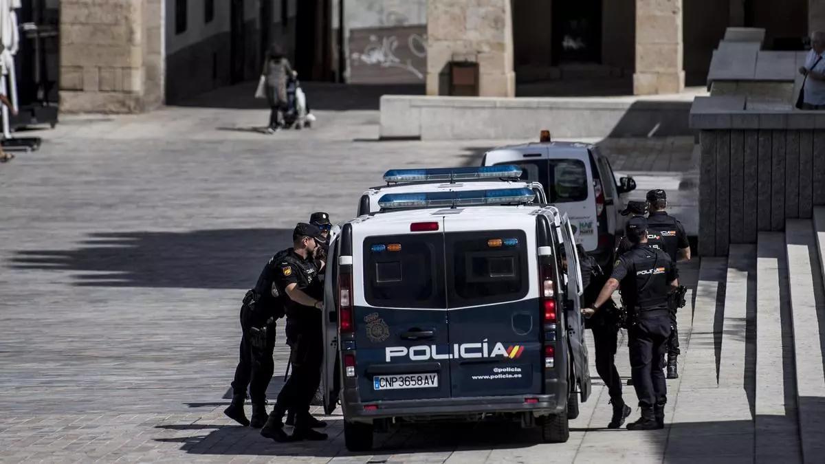 Agentes de la Policía Nacional en la Plaza Mayor de Cáceres.