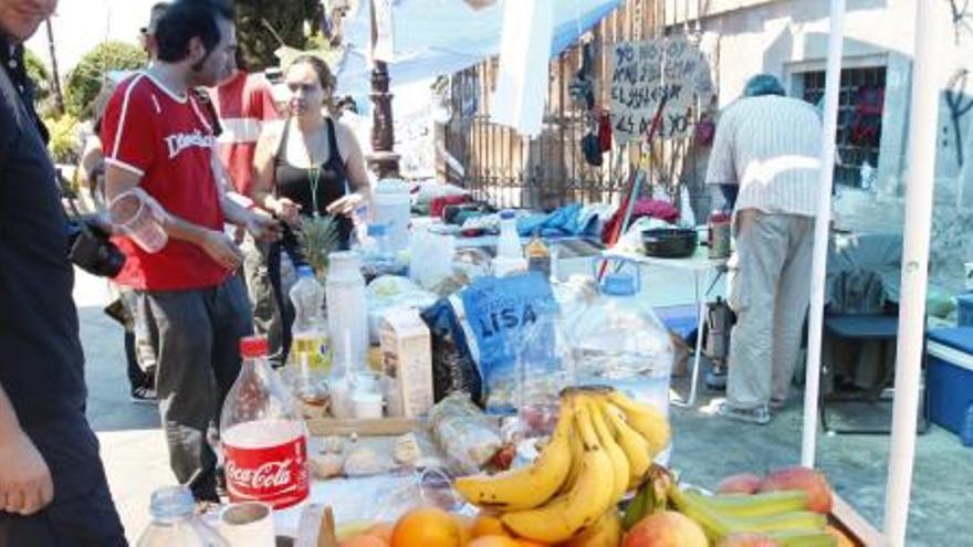 El puesto de alimentación y la zona infantil hacen más cómodo el campamento de La Glorieta.