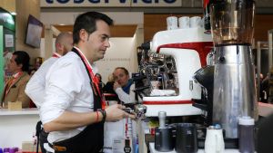 Un camarero preparando un café en un bar.