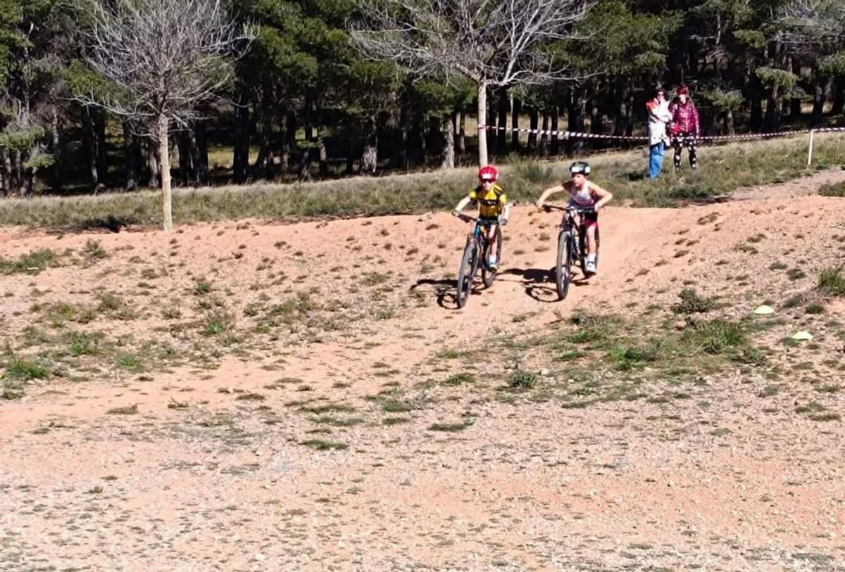 A pie y en bici, una cita con el deporte escolar
