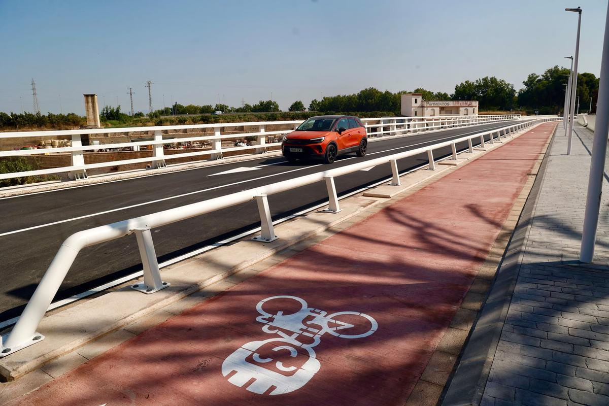 Un vehículo circulando por el nuevo Pont de la Memòria de Picanya.