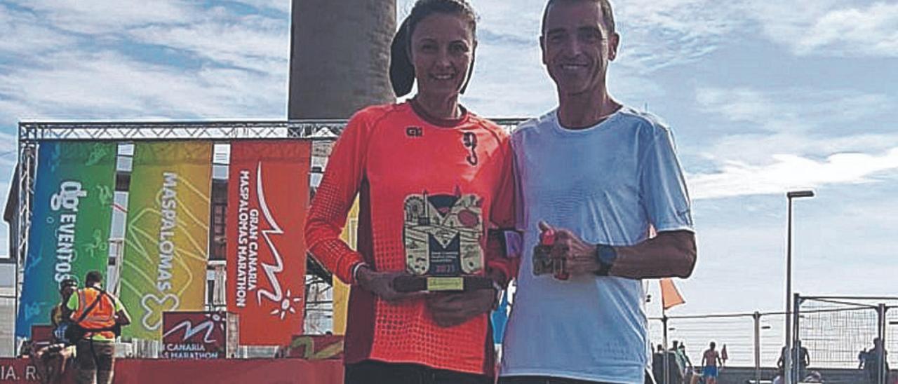 María José Pueyo y su marido, Roberto Clavijo, ambos con sus trofeos ayer. | | D. R.