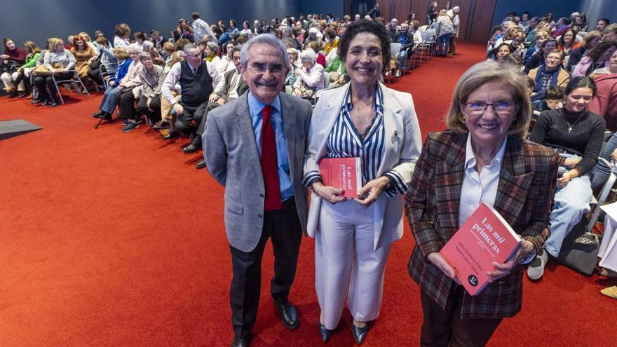 Por la izquierda, Julio Montero-Díaz, Cristina Sánchez y María Luisa Galdón, ayer en el Club Prensa Asturiana.