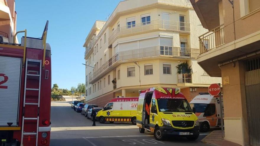 Los bomberos bajan de un tercer piso sin ascensor a una anciana enferma en Teulada