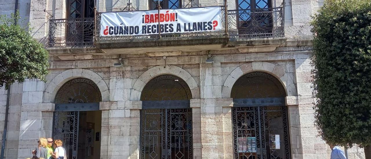 La pancarta que cuelga en el Ayuntamiento de Llanes alusiva a Adrián Barbón. | M. Villoria