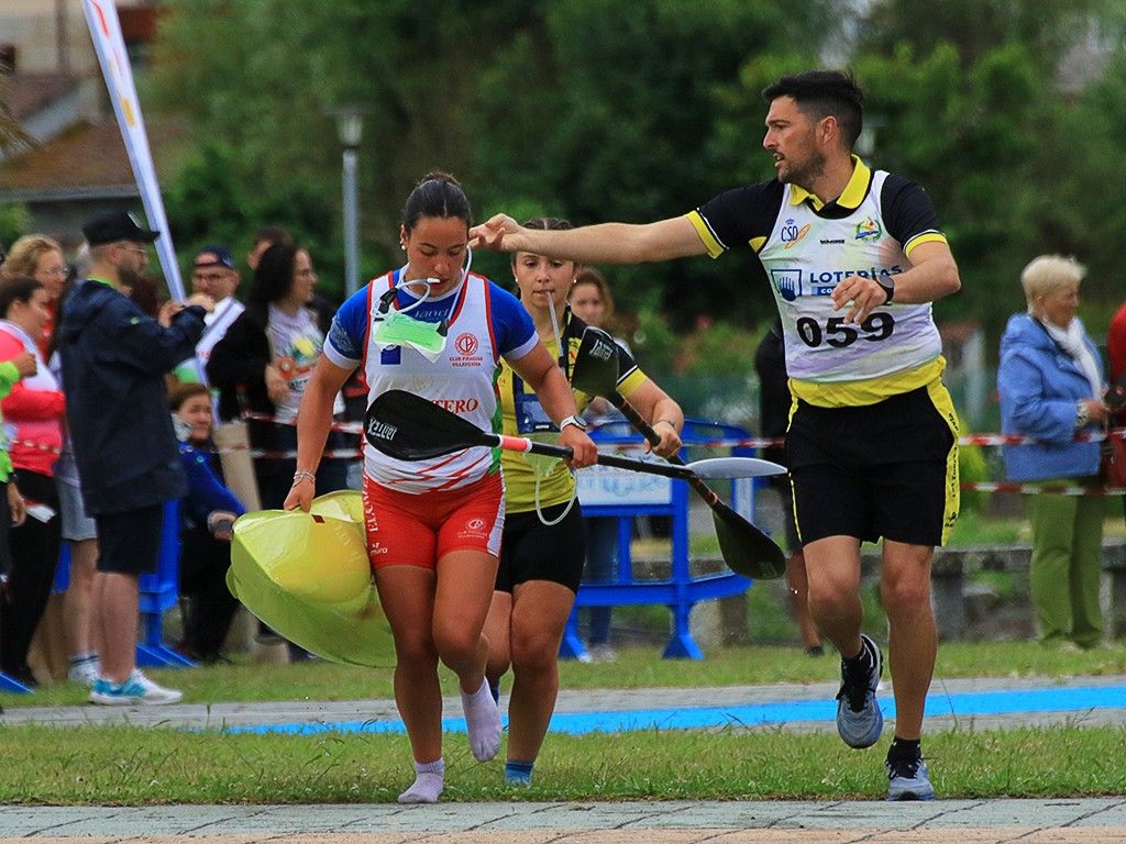 El técnico cangués Alfonso Vivero asistiendo a unas palistas.