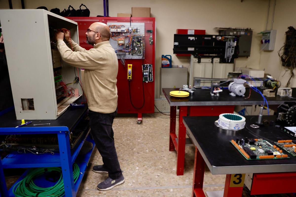 Sebastián, uno de los alumnos, en las aulas.