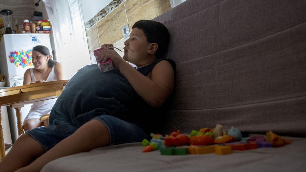 José Fabio, diagnosticado con trastorno autista, tomando un zumo cerca de su madre