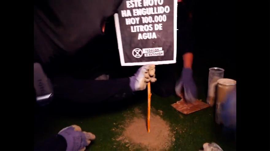 Activistas climáticos tapas algunos hoyos del campo de golf del Open Madrid