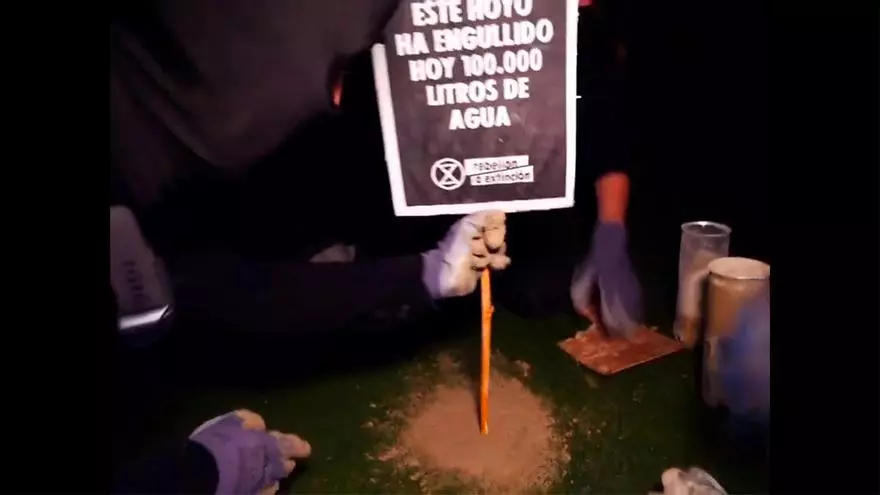 Activistas climáticos tapas algunos hoyos del campo de golf del Open Madrid