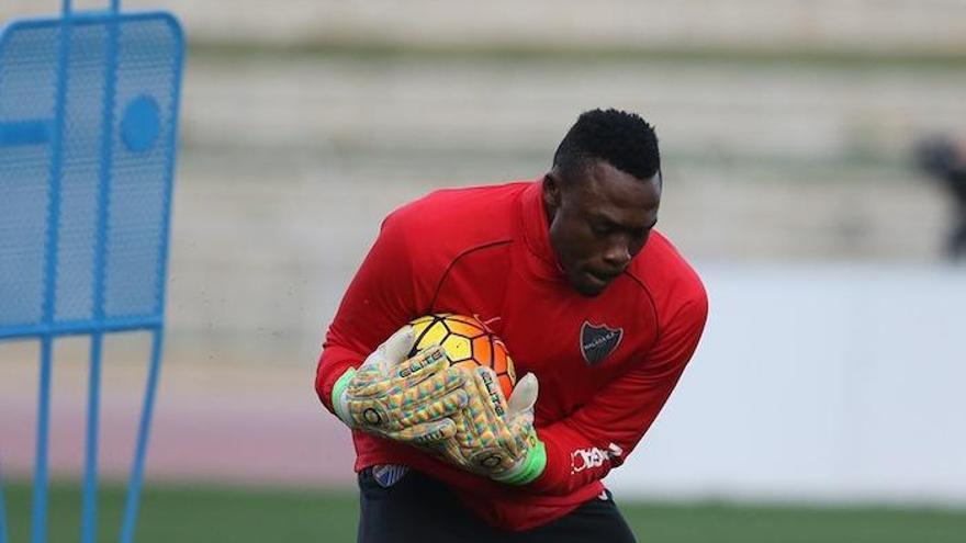 Carlos Kameni detiene un balón durante un entrenamiento reciente.