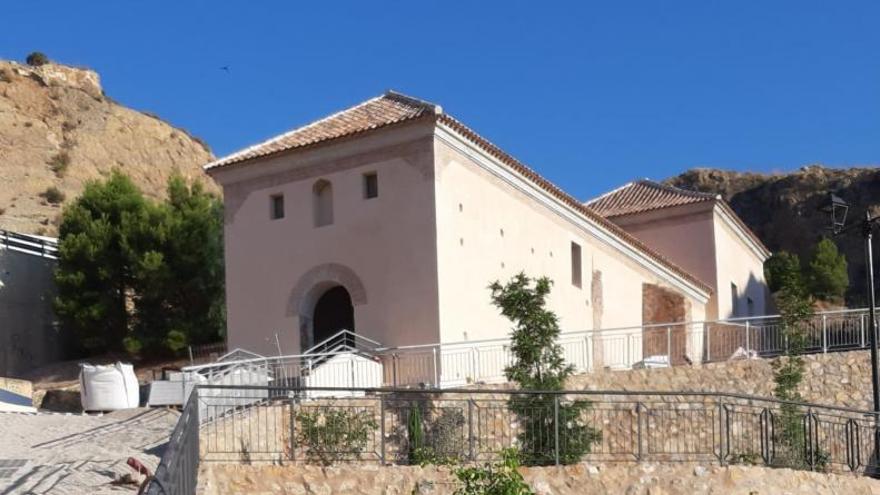 La ermita de San Lázaro de Lorca recupera la imagen de los Remedios en su fachada