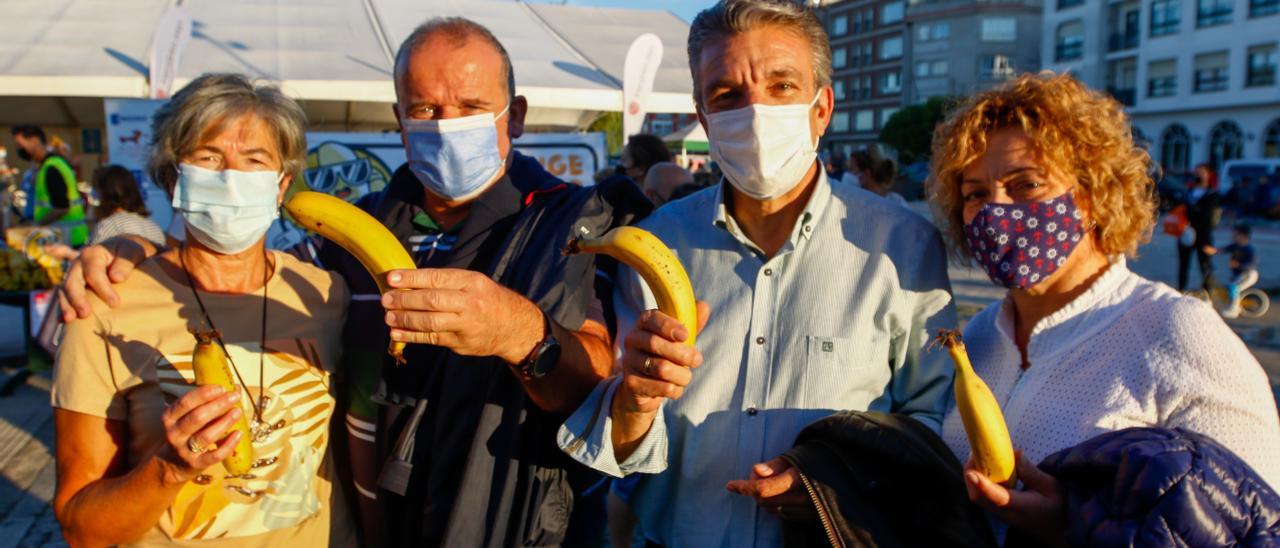 El reparto de plátanos solidarios fue una de las actividades de las jornadas marisqueras.