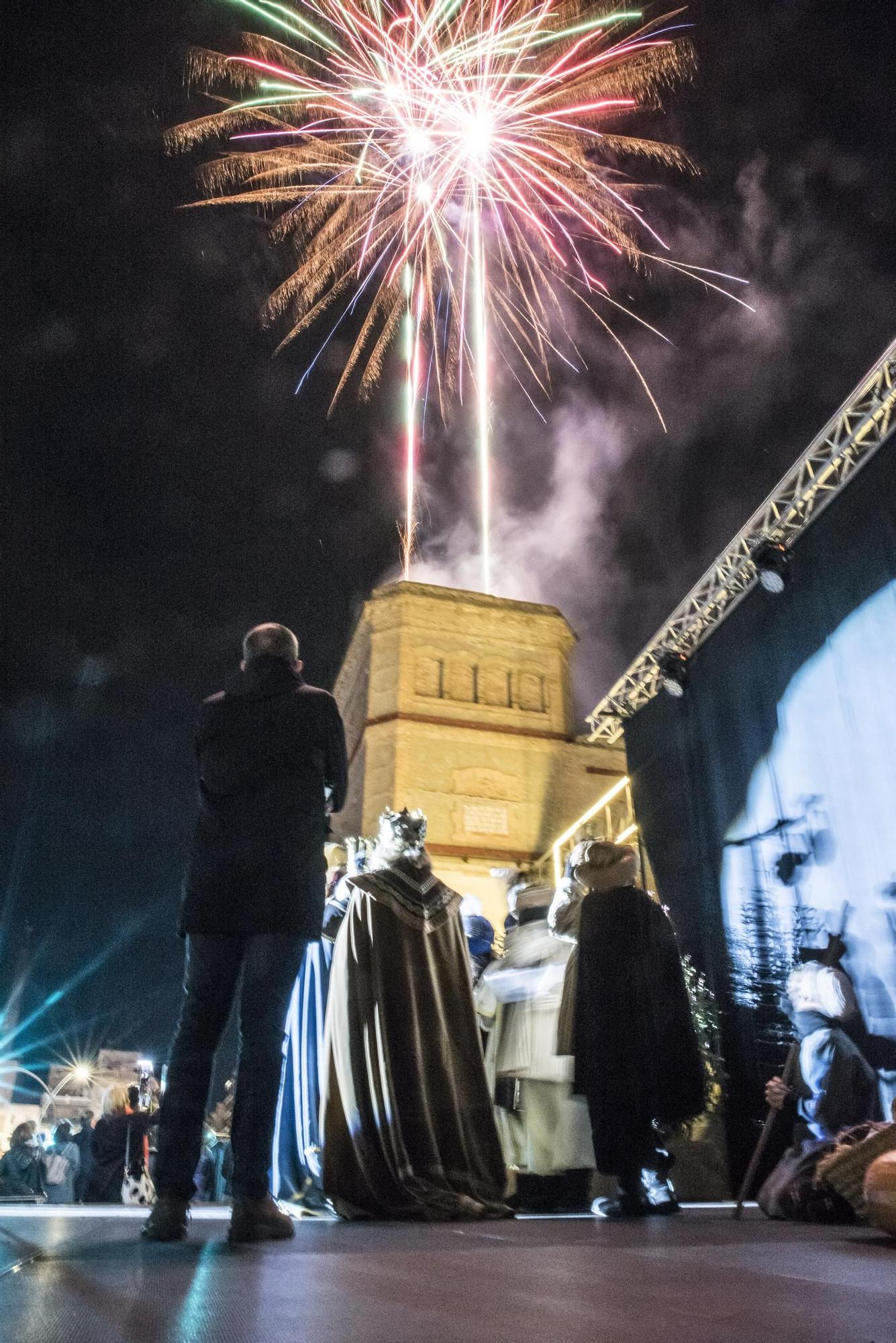 L'espectacular castell de focs que va donar el tret final a la cavalcada de Reis a Manresa