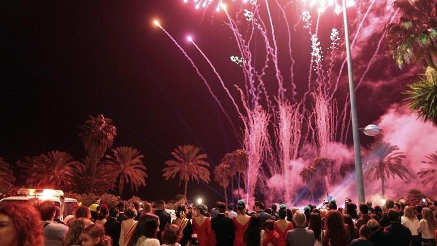 Imagen del castillo de fuegos artificiales en la playa de La Salida.