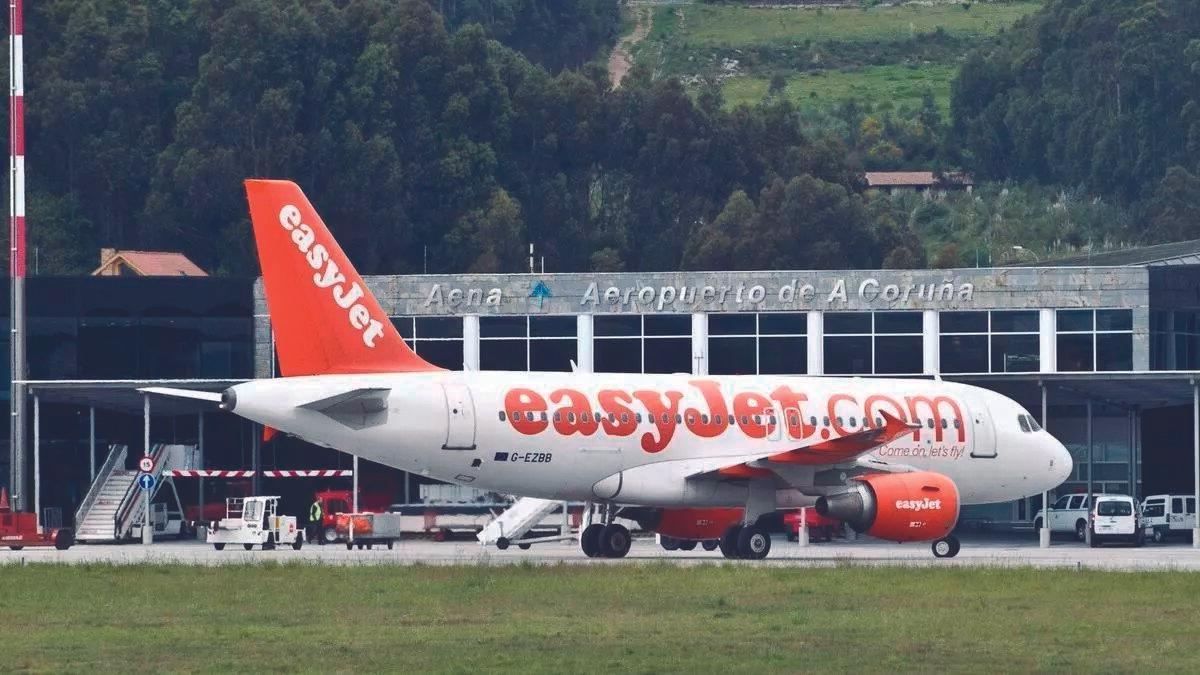 Un avión de EasyJet en Alvedro. |  Fran Martínez