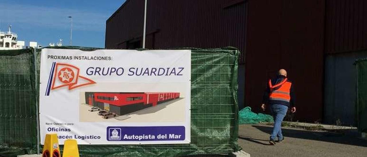 Cartel de Suardiaz a la entrada de la nave de Bouzas con una recreación del proyecto. // FdV/R. Grobas