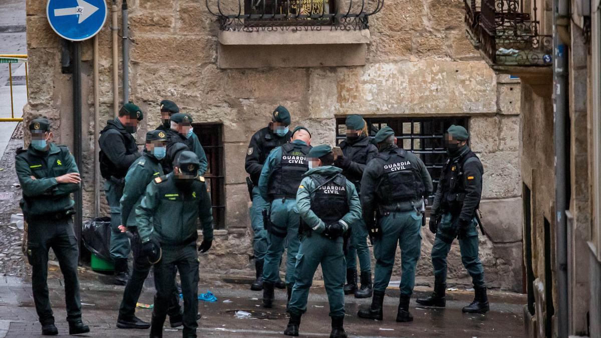 Agentes de la Guardia Civil en el lugar donde se produjo el asesinato durante el fin de semana.