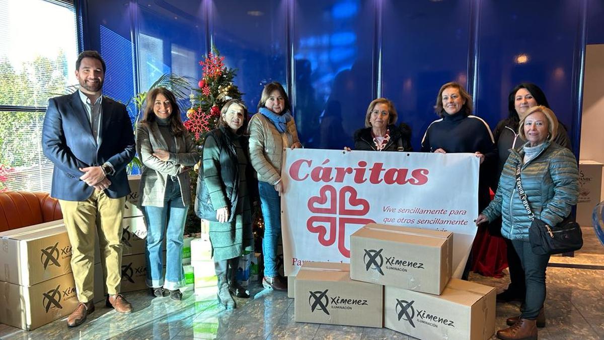 Ximenez Group entrega más de 250 kilos de alimentos a Cáritas.