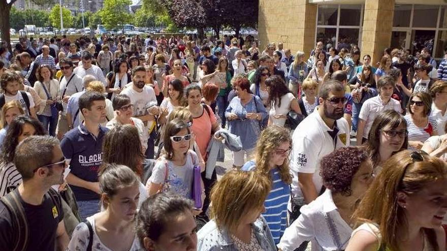 Opositores de Secundaria entran en las aulas en Gijón.