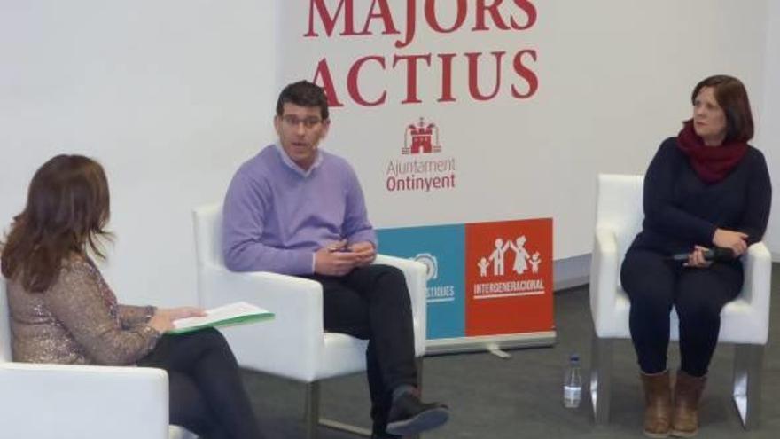 El alcalde y la edil sayo Gandia, ayer en el encuentro mantenido con los participantes de Majors Actius.