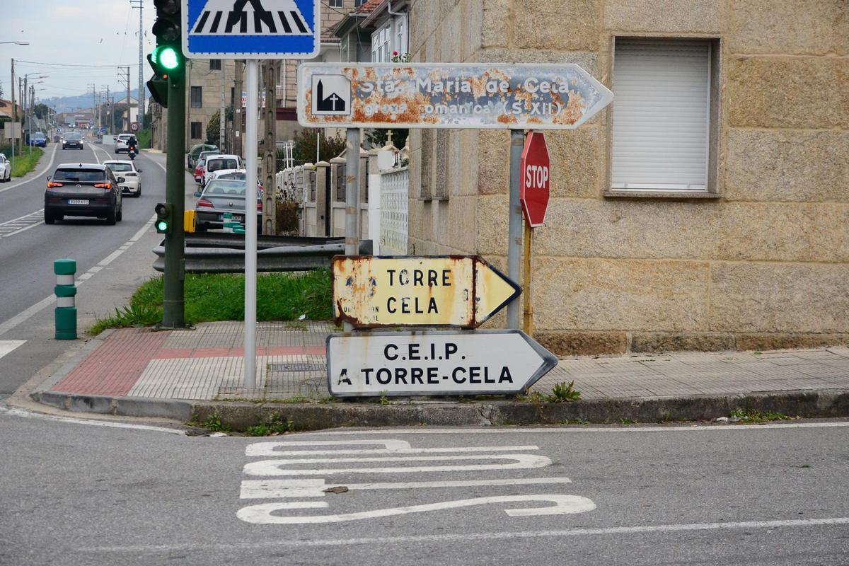 El cruce desde la PO-551 hacia el lugar de A Torre, en la parroquia de Cela, en Bueu.