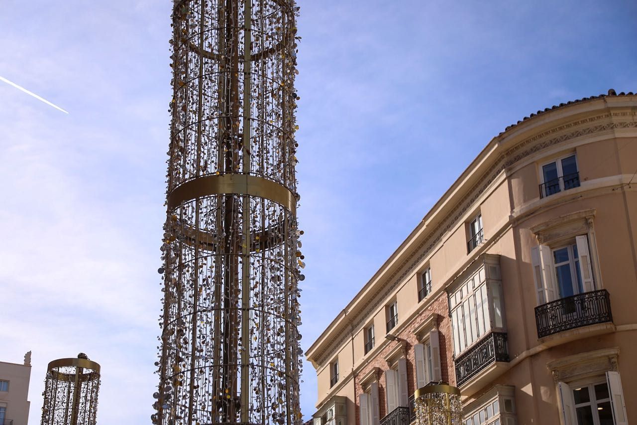 Instalan los ángeles de las luces de Navidad de la calle Larios