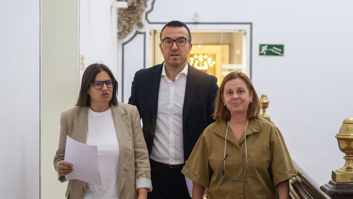 Mompó, con Laura Sáez y Reme Mazzolari.