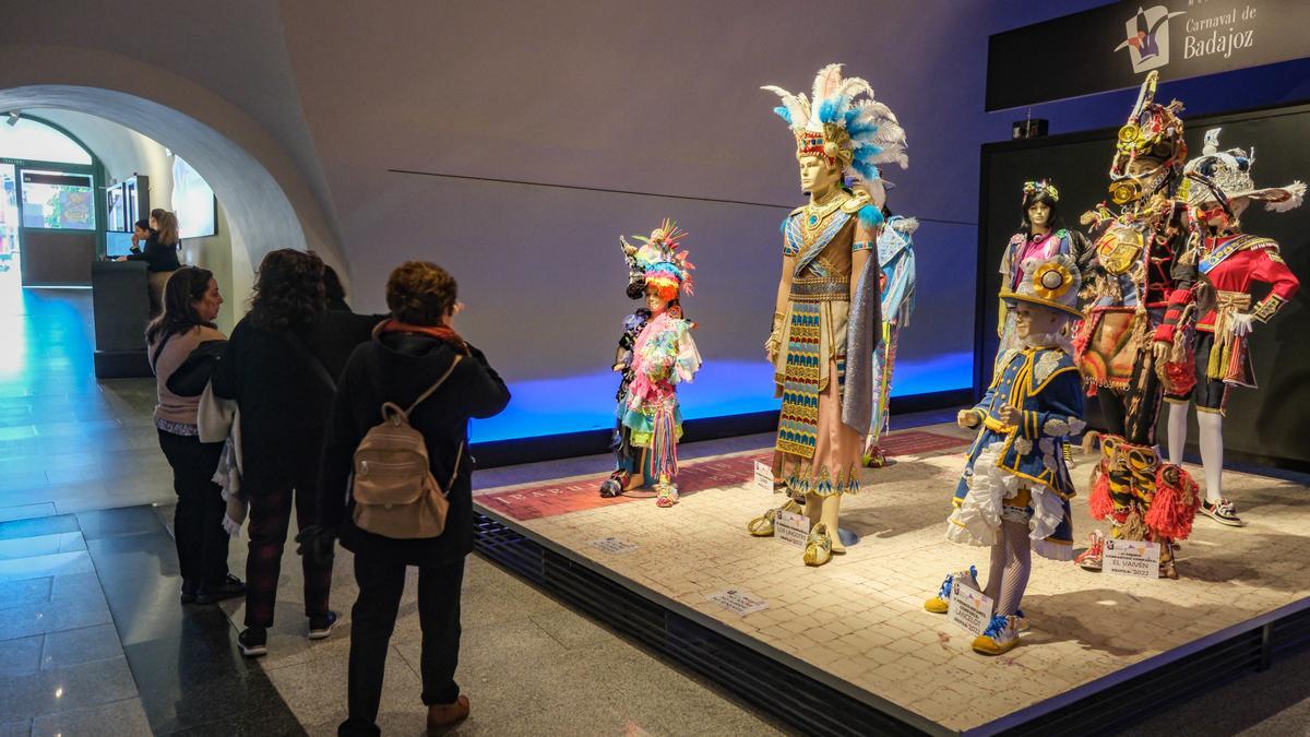 Visitantes en el Museo de la Ciudad Luis de Morales.