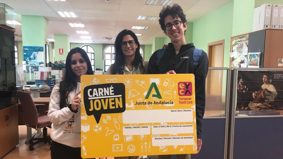 La Junta inicia la actualización del carné joven europeo, que beneficia a 53.000 cordobeses.