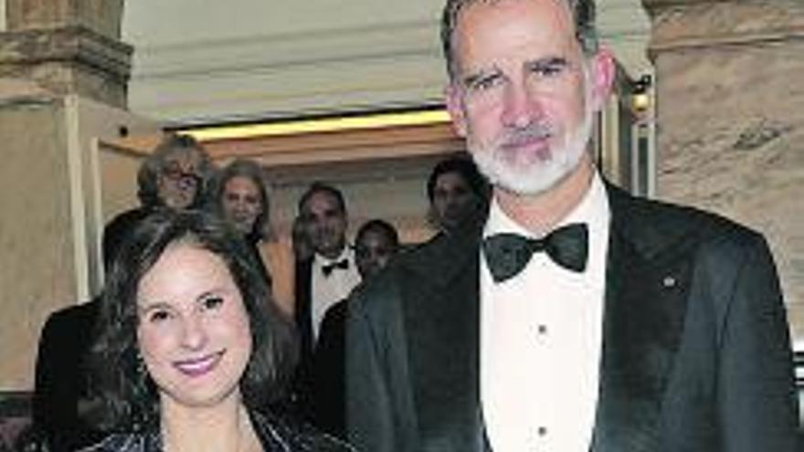 Natalia Royo, con Felipe VI, durante la gala de la Cámara de Comercio de España en Reino Unido.
