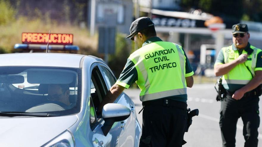 Agentes de la Guardia Civil de Tráfico durante un control de alcohol y velocidad. |   // GUSTAVO SANTOS