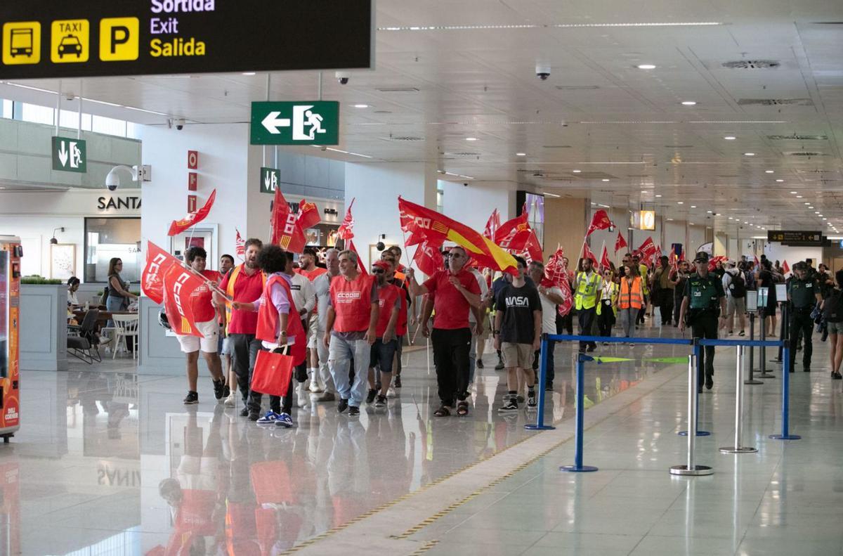 Los trabajadores accedieron al interior del aeropuerto, vigilados por la Guardia Civil. | V.MARÍ
