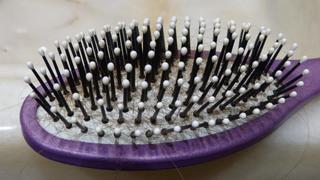 El ritual de belleza más importante que deberías aprender ya: cómo limpiar los cepillos del pelo