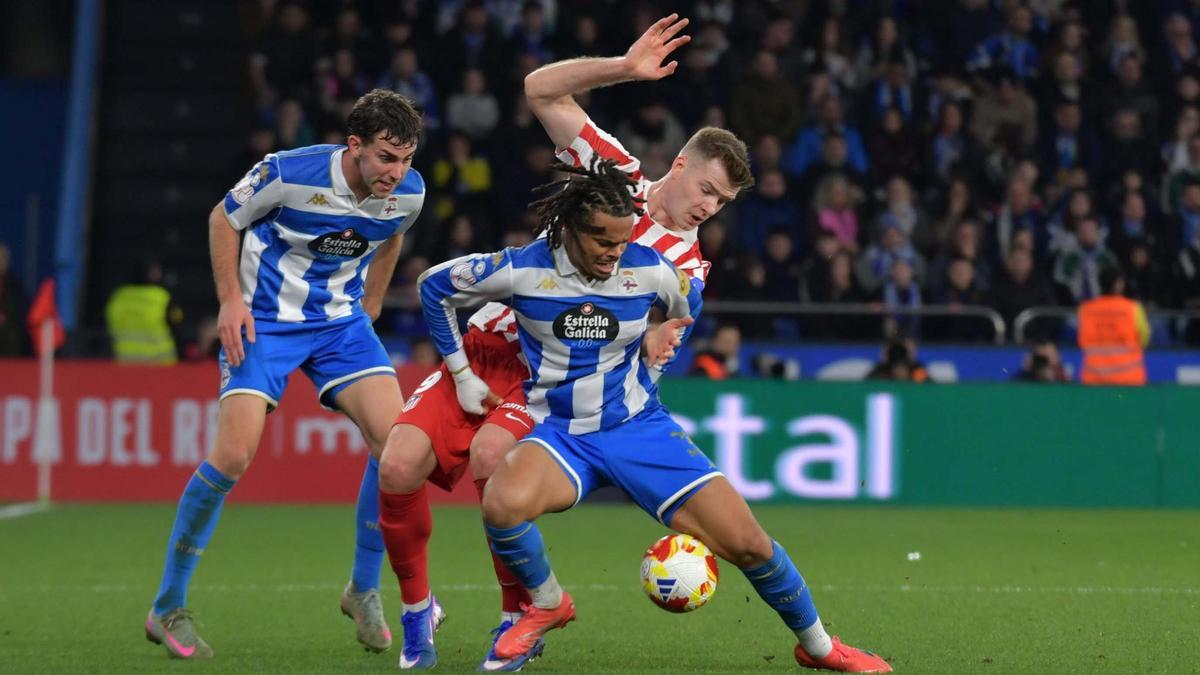 Lucas Noubi protege el balón ante Sorloth en el duelo de Copa del Rey ante el Atlético la temporada pasada en Riazor.