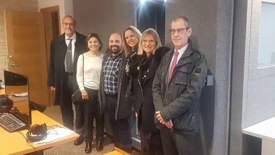 El rector Manuel Reigosa, Maria-Josep Solé, Miguel Cuevas, Rosalía Rodríguez, Pilar Prieto y Luis Alonso, ayer, junto a la cabina insonorizada del laboratorio de Cognición y Lenguaje. // S.P.