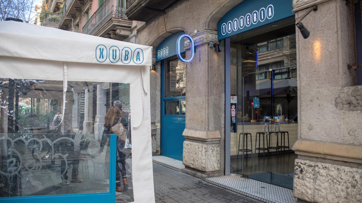 La terraza y la entrada de Xuba.