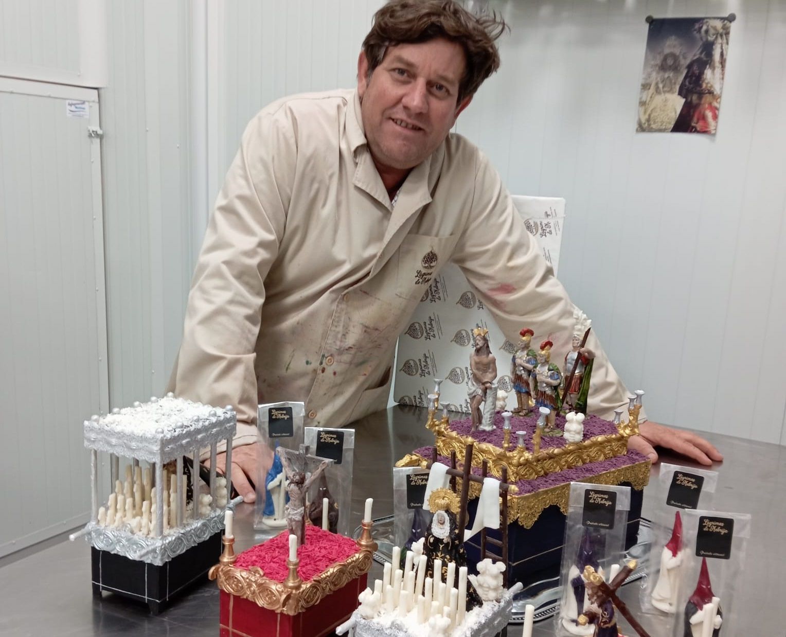 Raúl Sánchez posa para El Correo de Andalucía junto a los pasos en miniatura de chocolate
