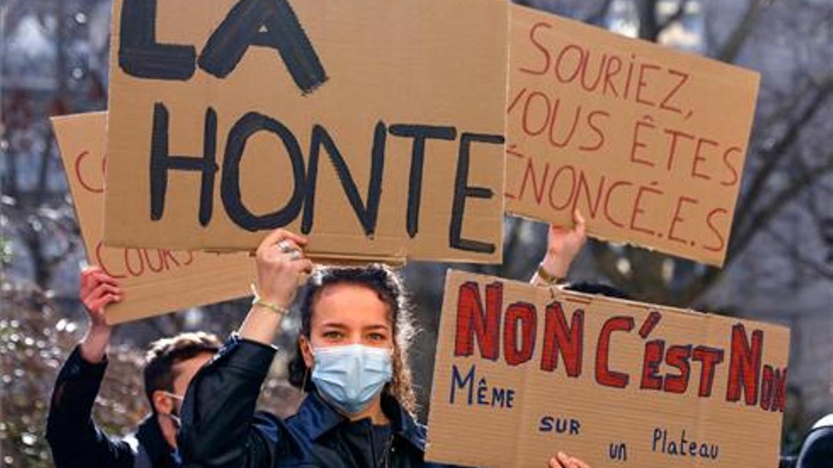 Manifestación en París el lunes contra los abusos en la escuela de teatro.