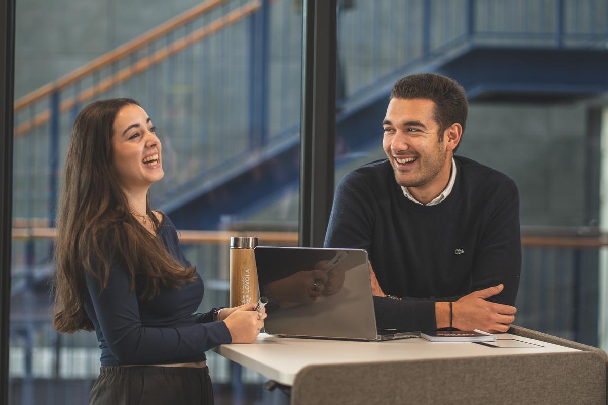 Los estudiantes complementan su etapa académica con experiencias internacionales, voluntariado, emprendimiento, actividades culturales y deportivas, aprendizaje de idiomas y desarrollo espiritual.