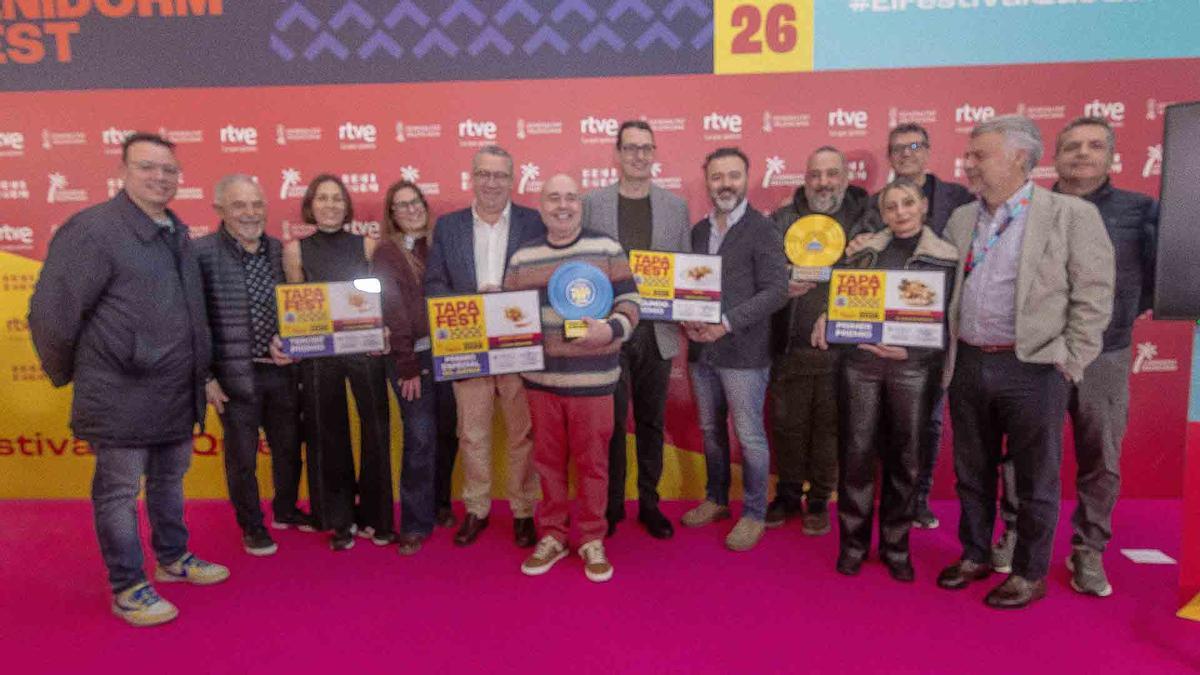 Participantes y vencedores del Tapa Fest en la foto de familia con el alcalde.