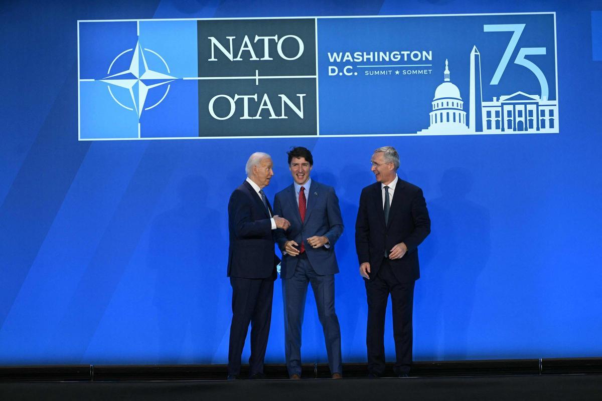 Justin Trudeau, primer ministro de Canadá (centro), posa con el presidente estadounidense Joe Biden (izq.) y el secretario general de la OTAN, Jens Stoltenberg, durante la cumbre del 75.º aniversario de la OTAN en el Centro de Convenciones Walter E. Washington en Washington, DC, el 10 de julio de 2024.