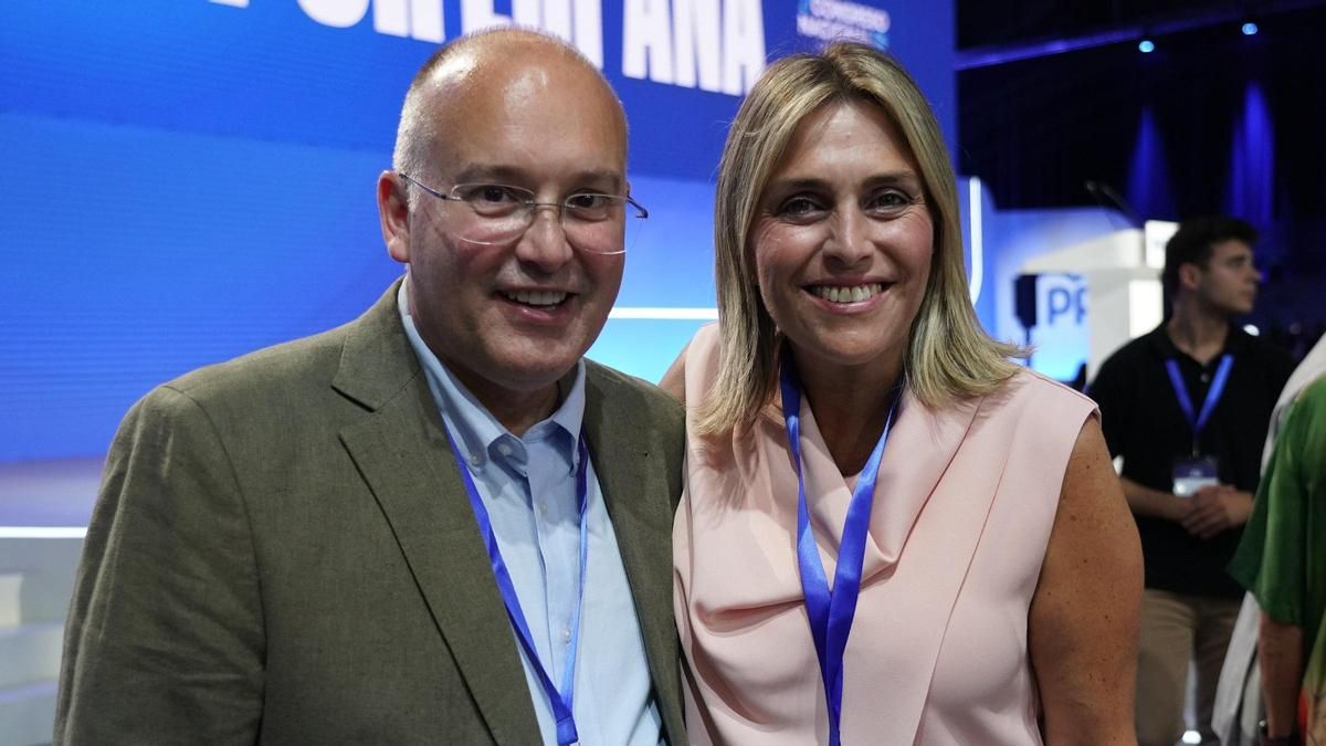 La presidenta del PPCS, Marta Barrachina, junto al nuevo secretario general del partido, Miguel Tellado.